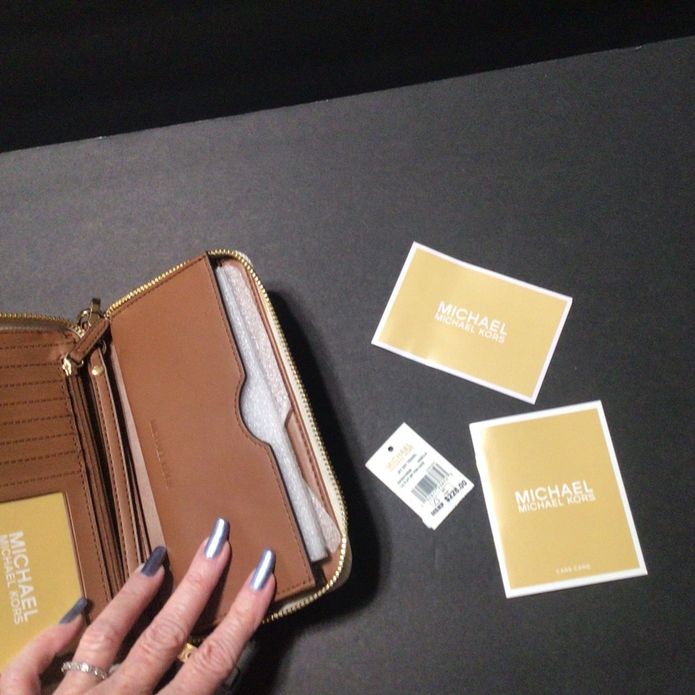 Michael Kors Vanilla Leather Wallet/Clutch - Picture 8 of 8